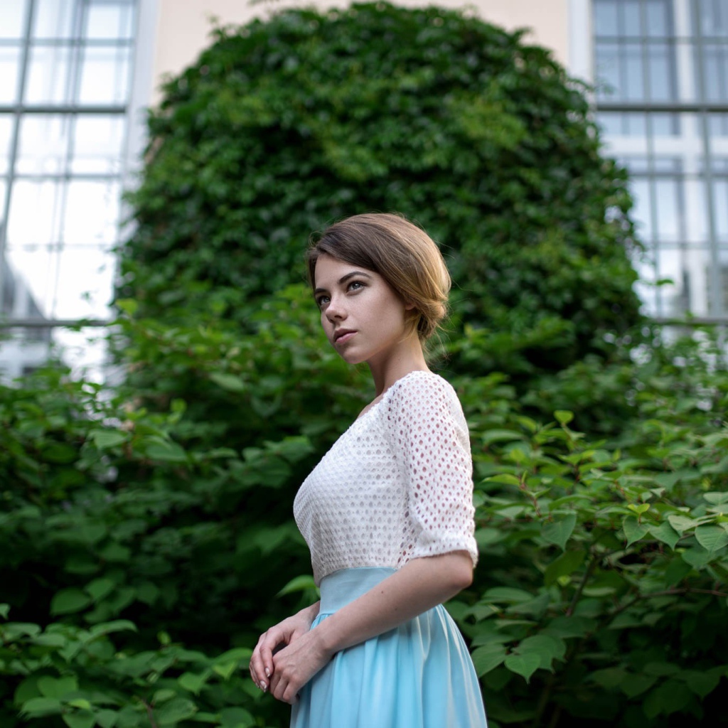 Фото девушки с короткими волосами на фоне дерева