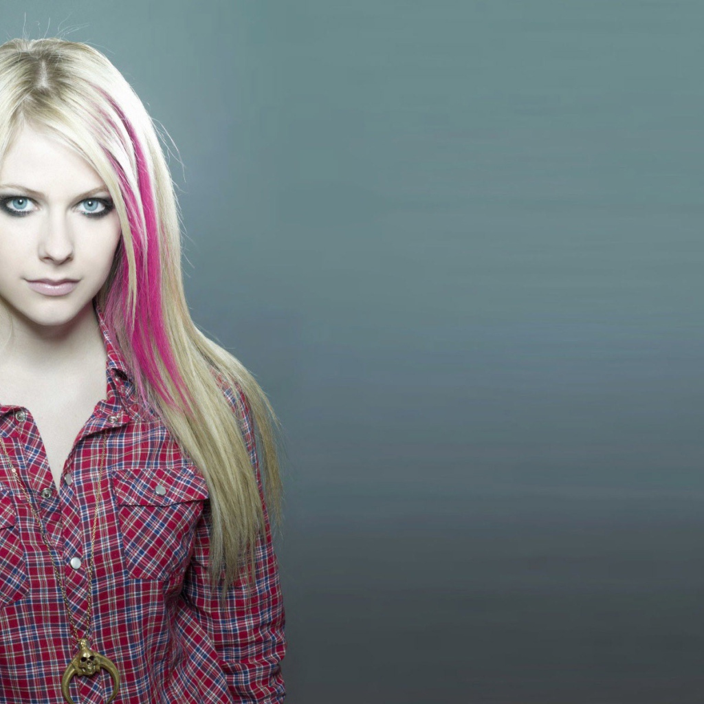 Розовая прядь волос у блондинки на сером фоне