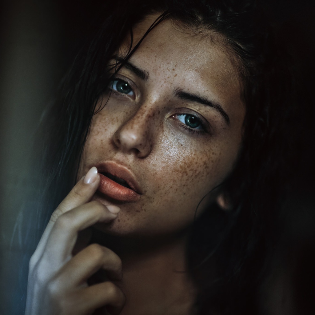 Портрет веснушчатой девушки