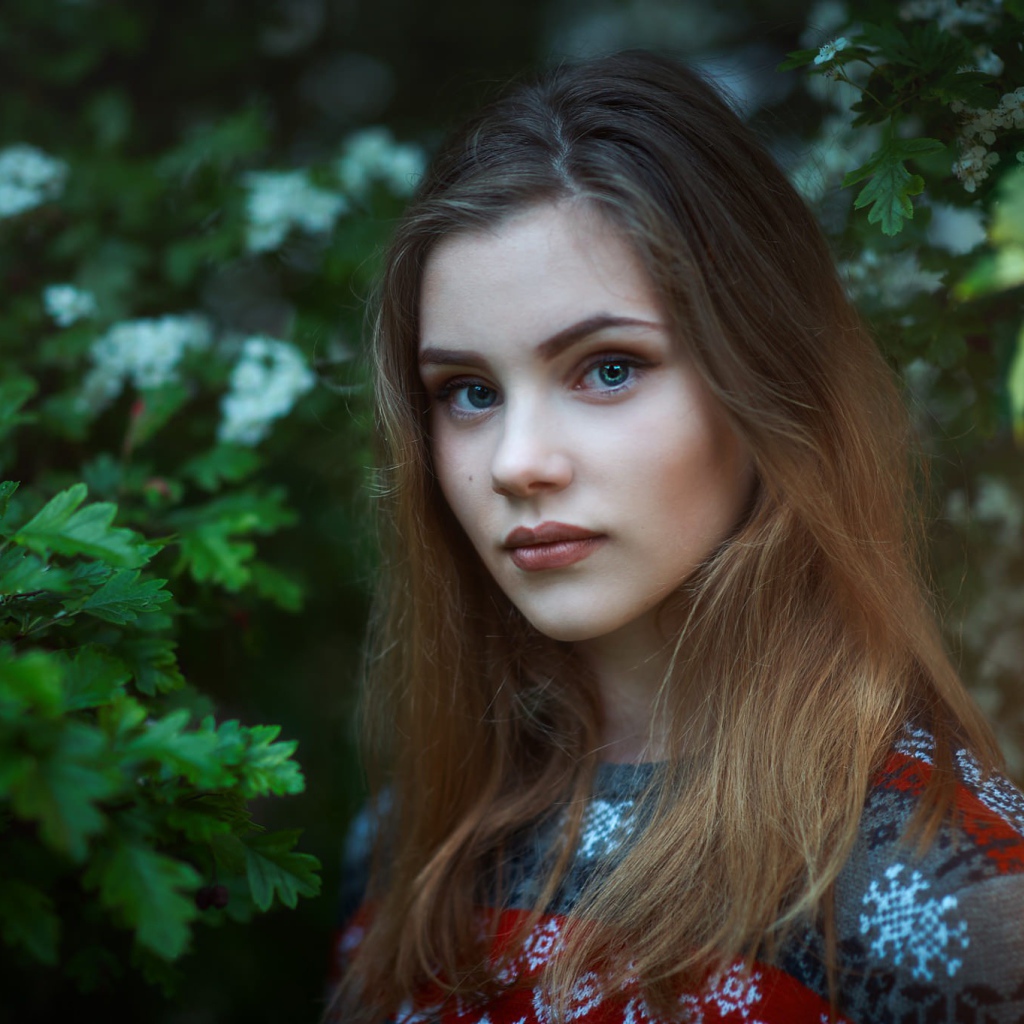 Портрет девушки на фоне зелени