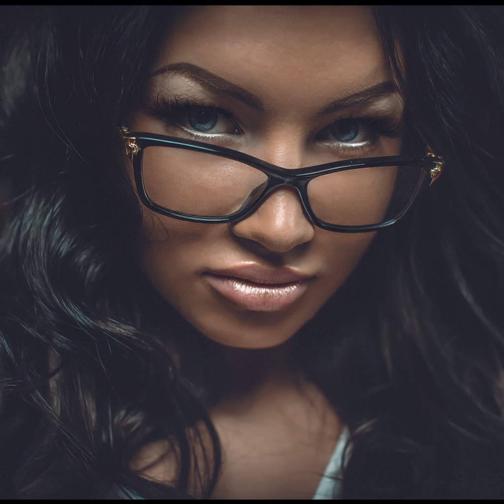 Портретное фото брюнетки в очках