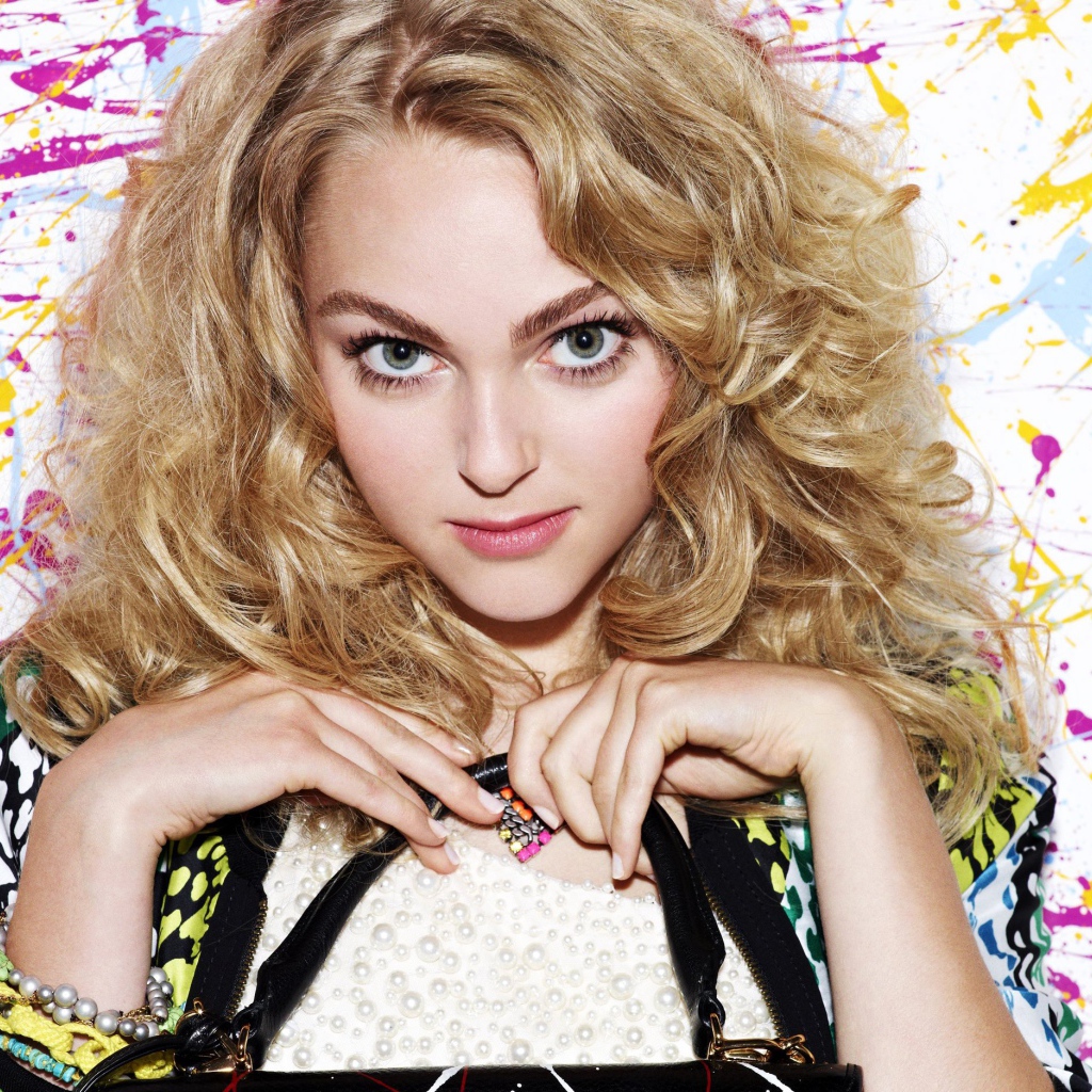 Милая блондинка Аннасофия Робб