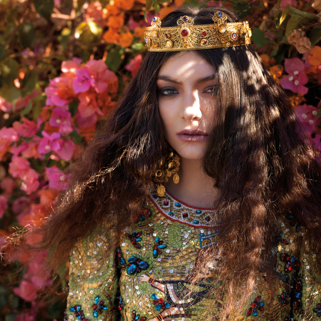 Принцесса среди цветущих кустов