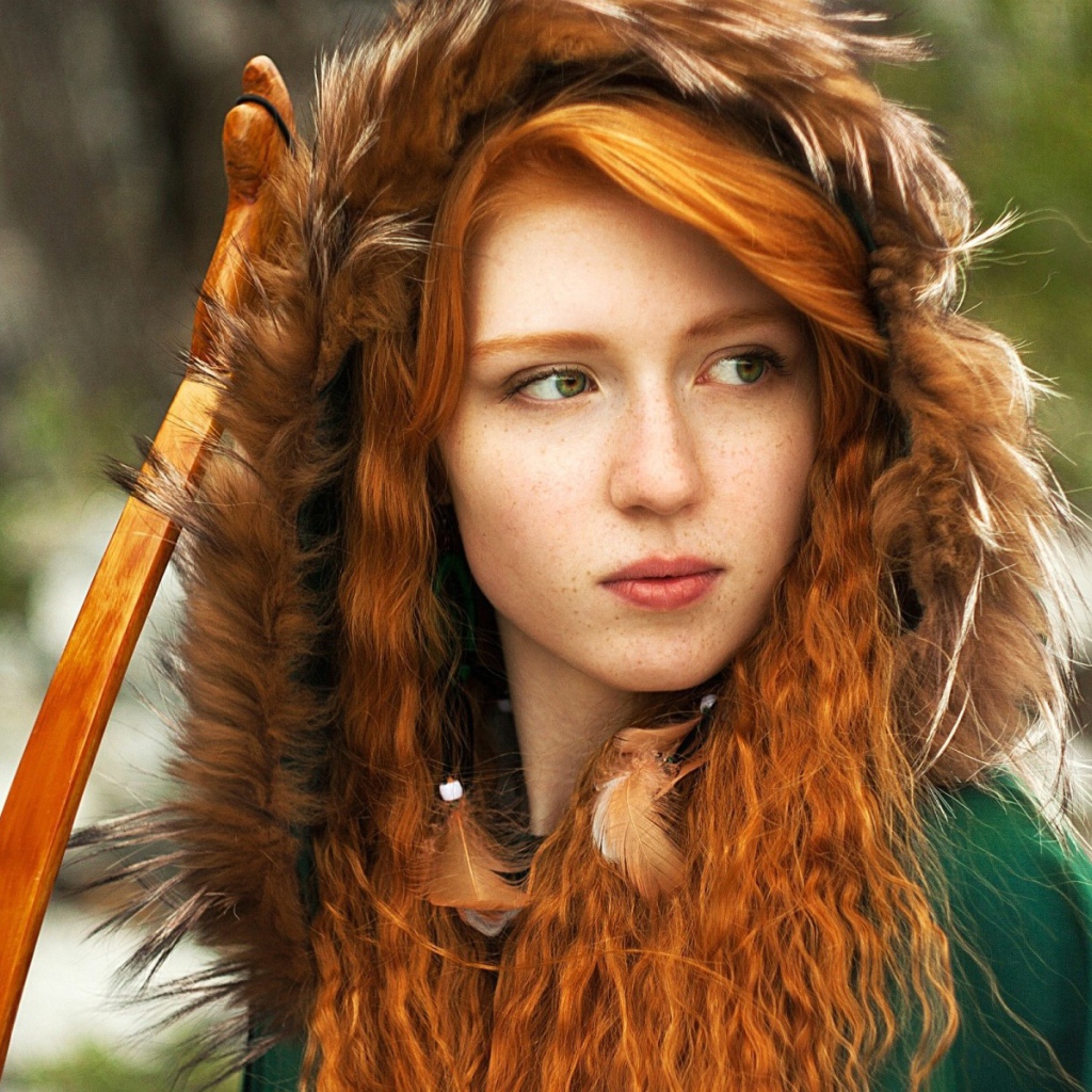 Рыжая девушка в зеленом балахоне