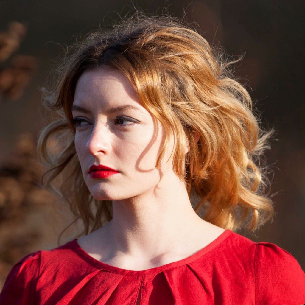 Рыжеволосая девушка в красном платье