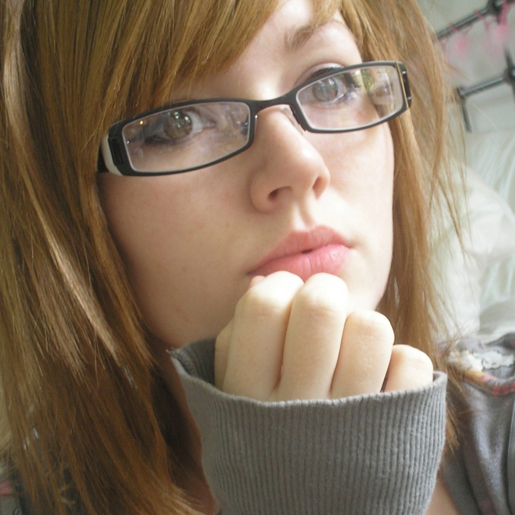 Рыжеволосая девушка в очках