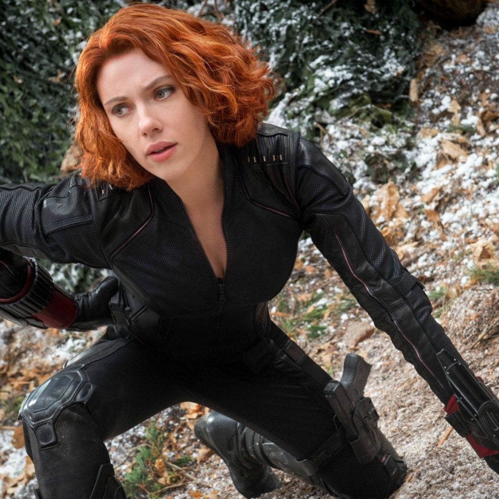 Рыжая девушка в кожаном костюме