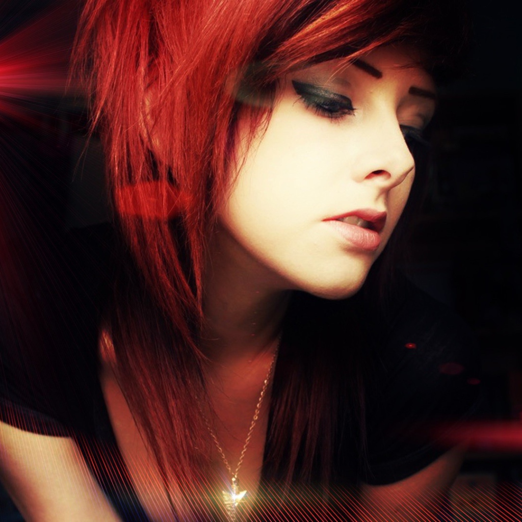 Рыжая девушка в красных лучах