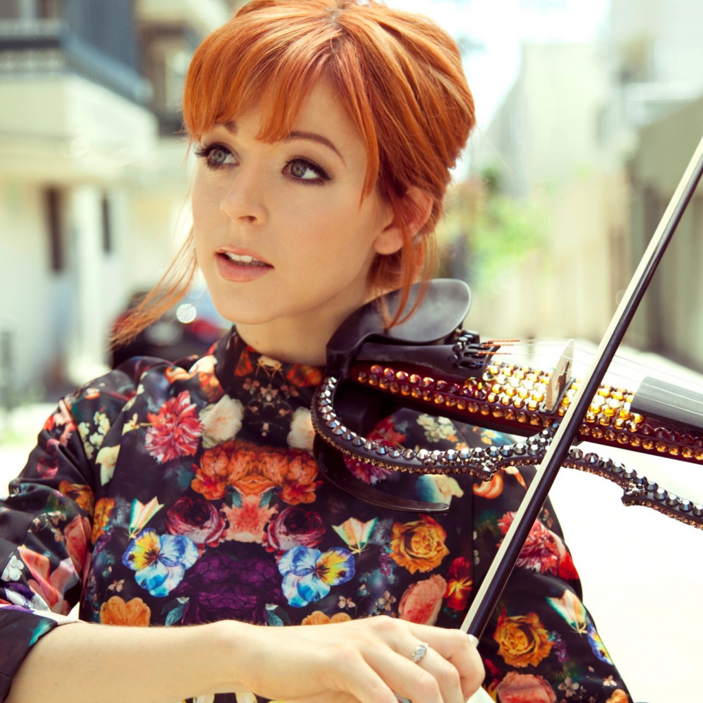 Рыжая девушка играет на скрипке со стразами