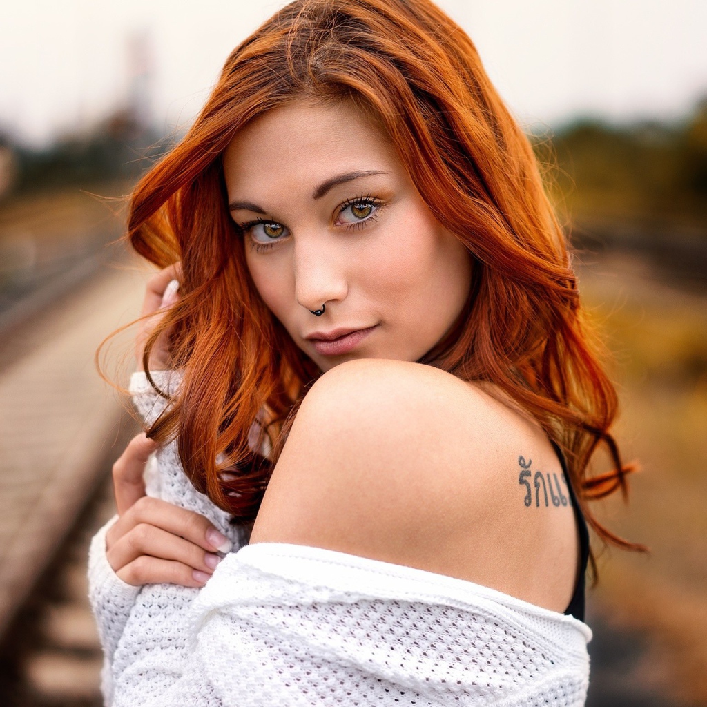 Рыжая девушка с кольцом в носу