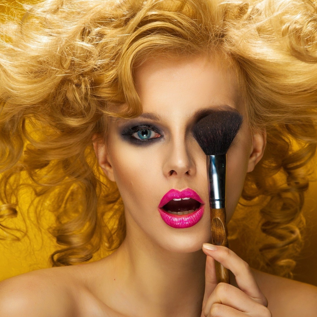 Рыжая девушка делает макияж