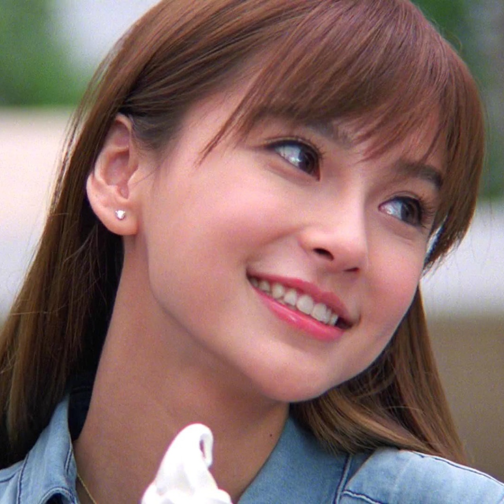 Рыжая девушка японка улыбается