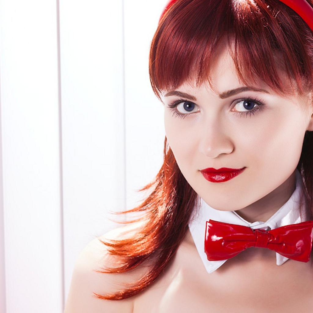 Красная бабочка на шее девушки