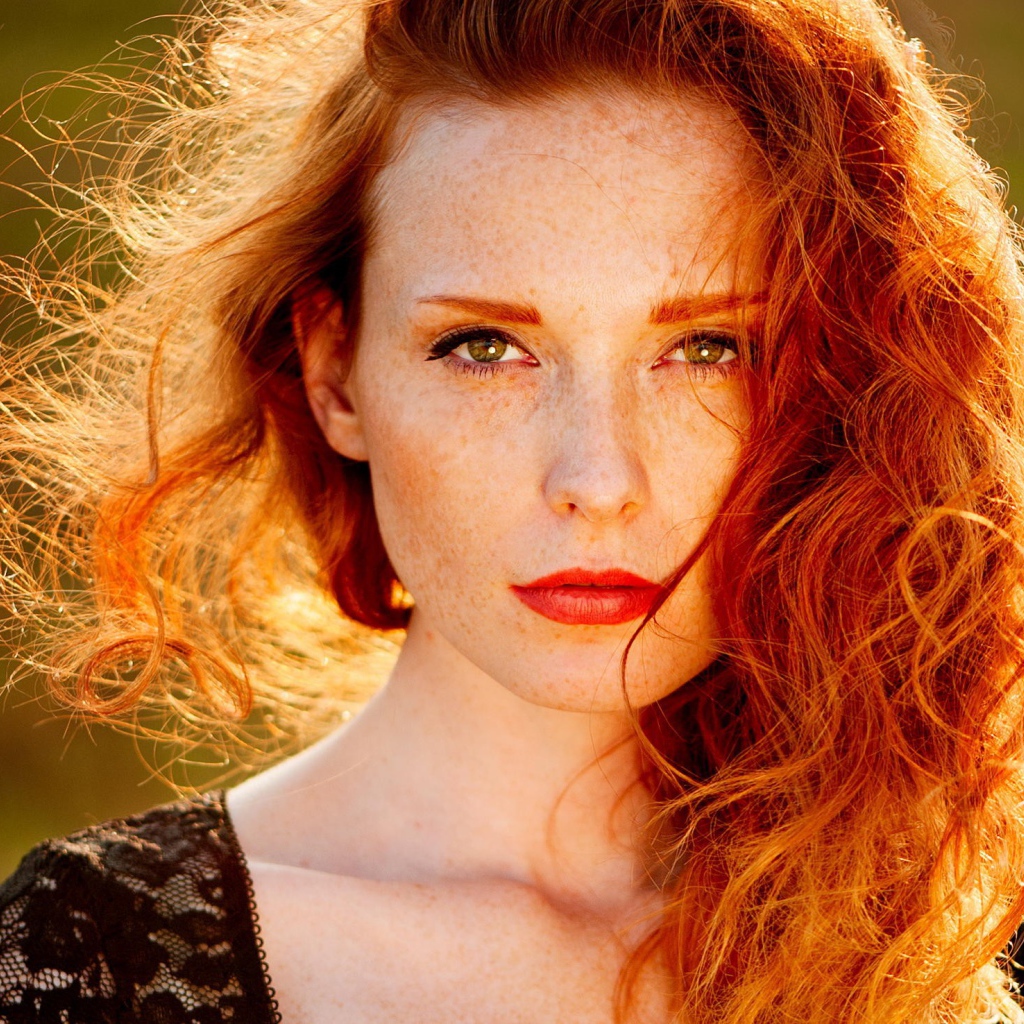 Красные губы у рыжей девушки