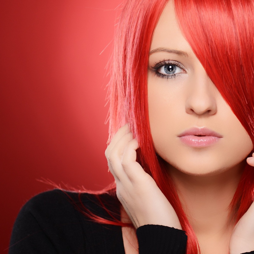 Красноволосая девушка на красном фоне