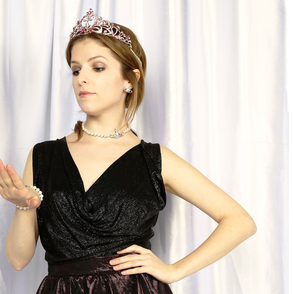 Королевский наряд Анны Кендрик