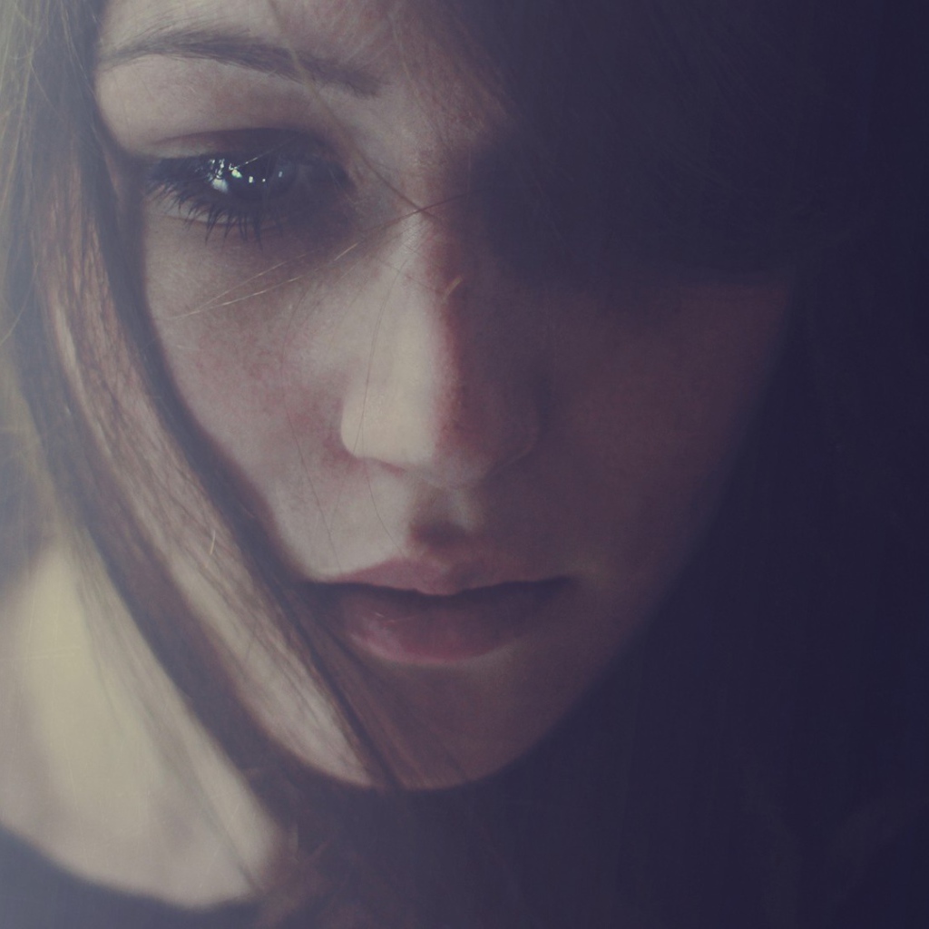 Грустные глаза у девушки брюнетки