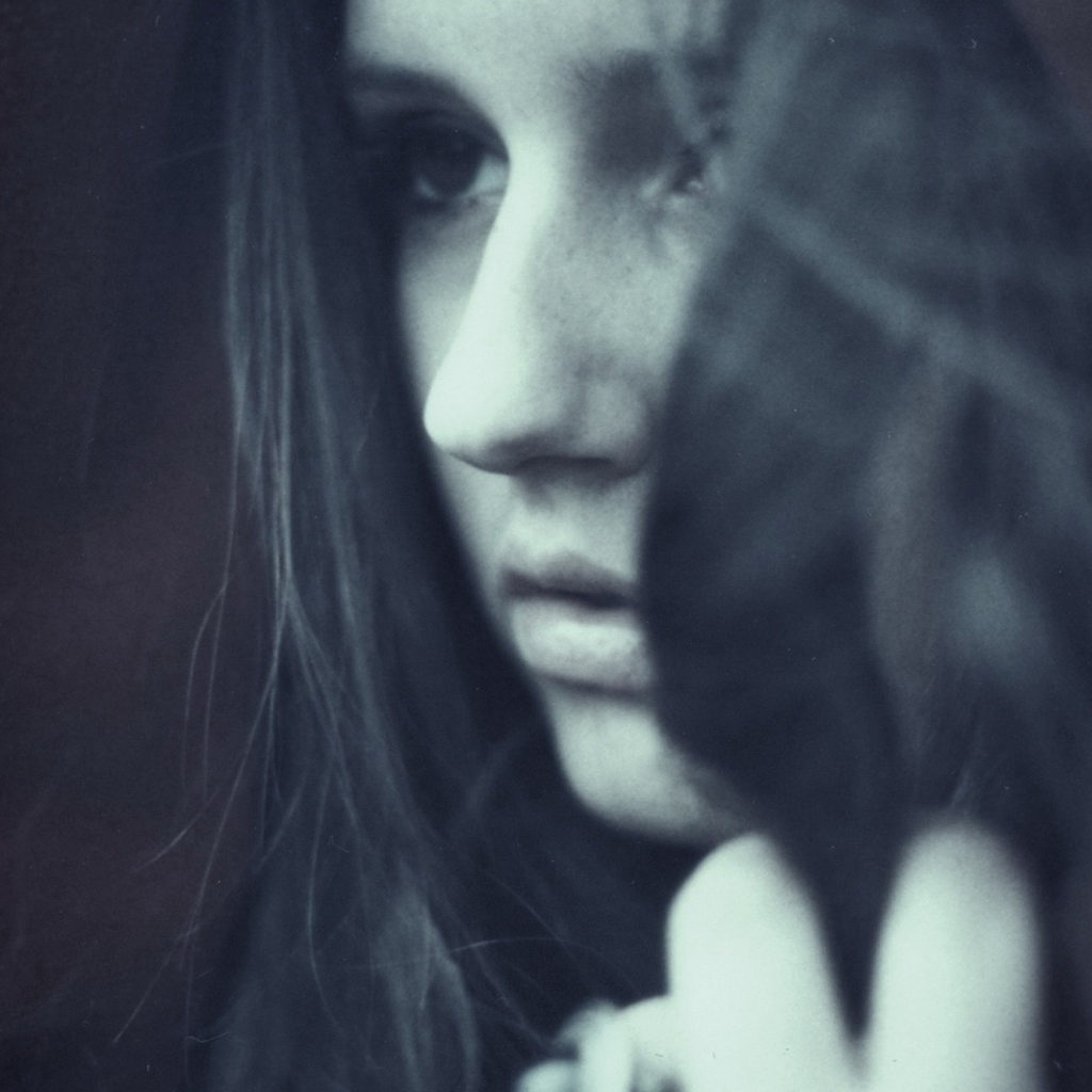 Грустная девушка в капюшоне