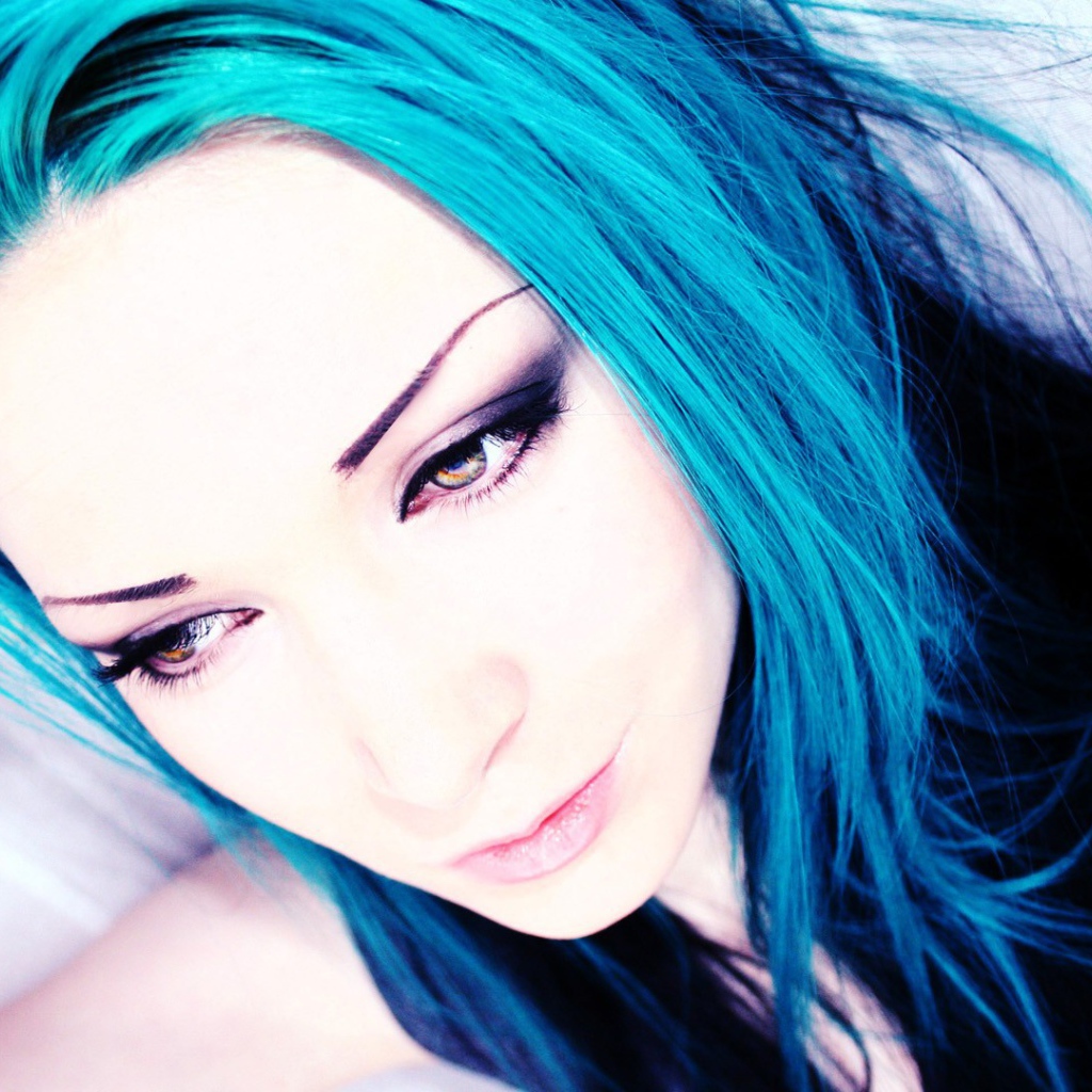 Грустная девушка с голубыми волосами