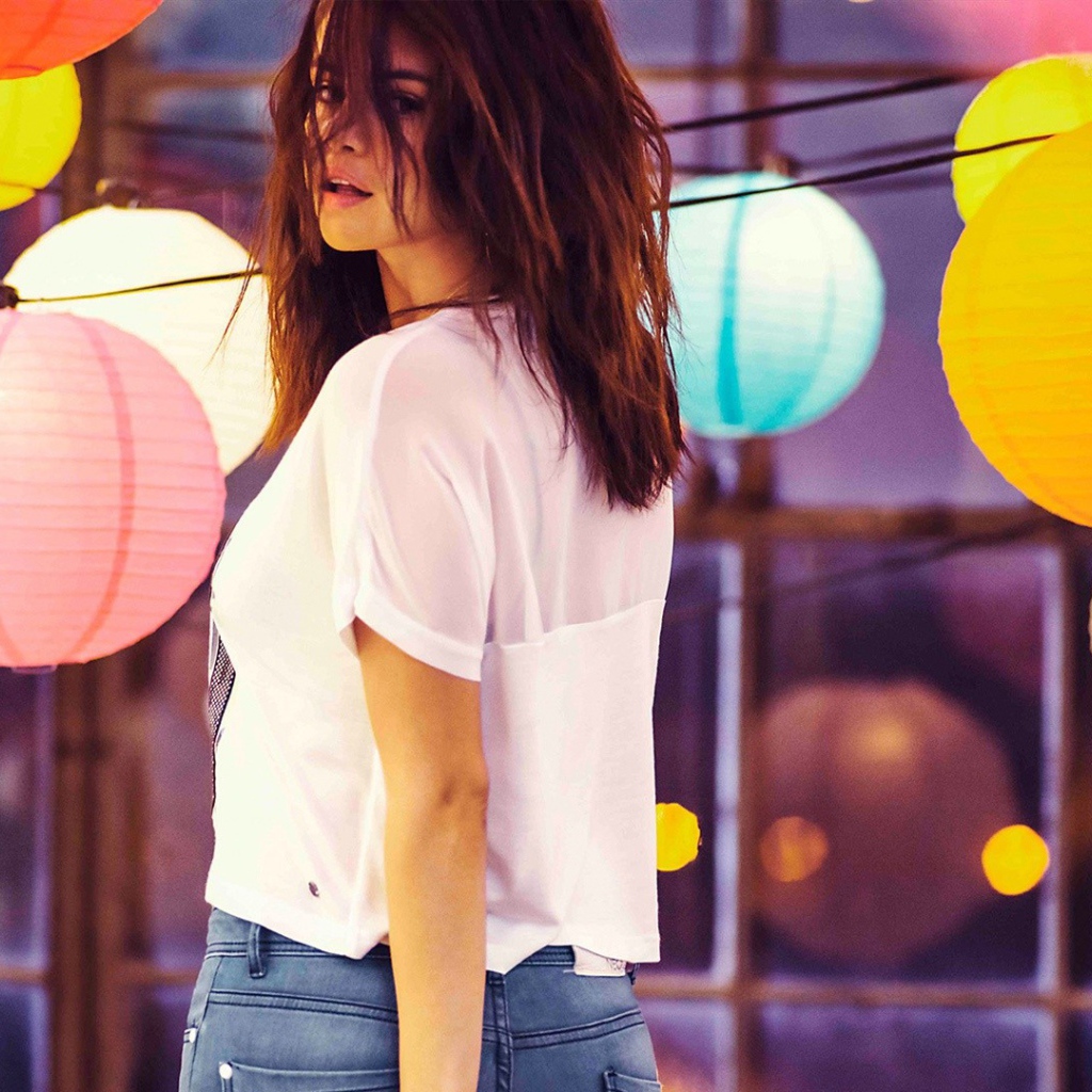 Селена Гомез среди светящихся шаров