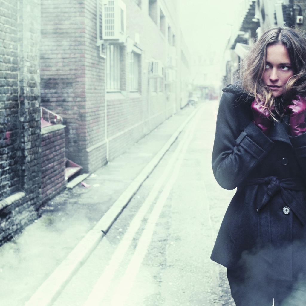 Девушка съежилась от холода