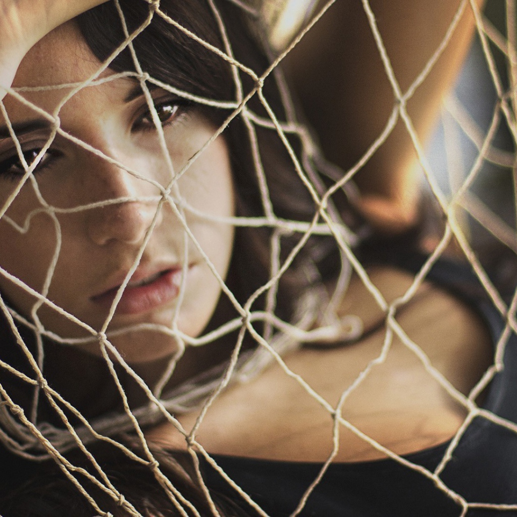 Девушка запуталась в рыбацкой сетке