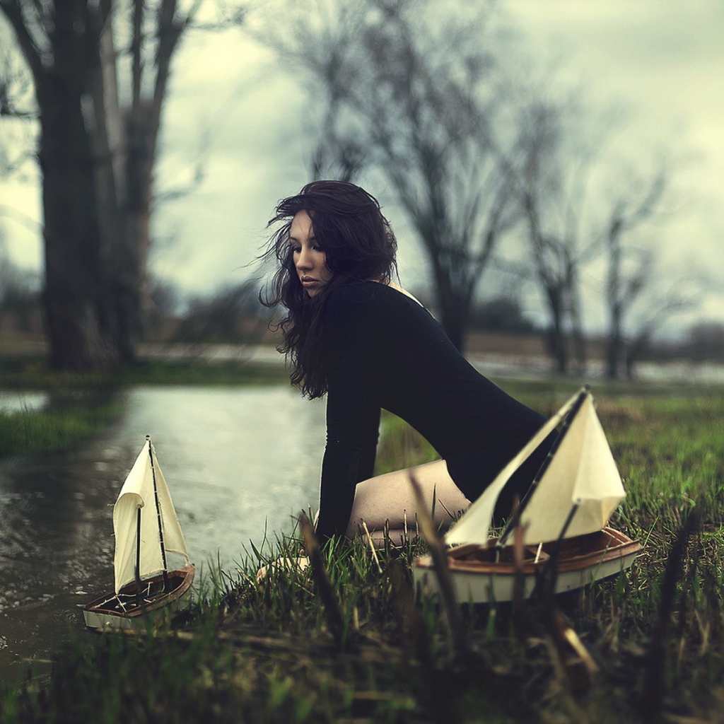 Девушка пускает кораблики по ручью