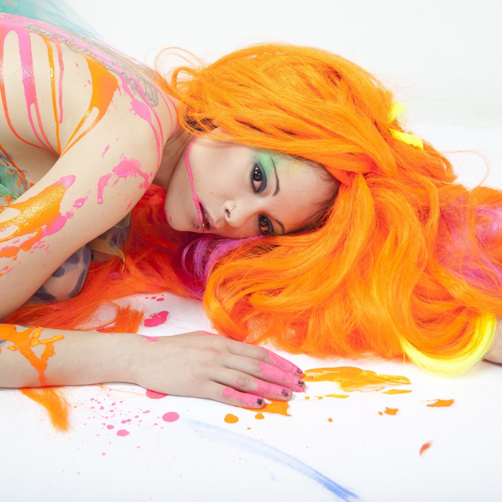Девушка в красках с оранжевыми волосами