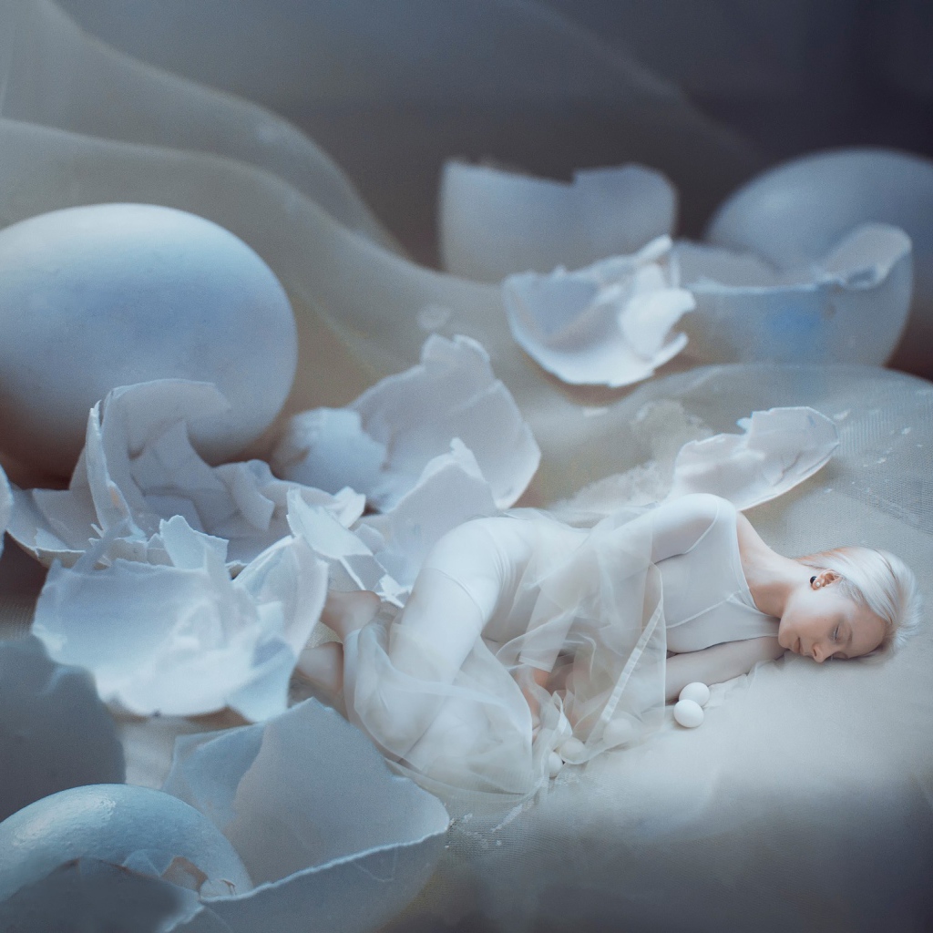 Девушка спит в яичной скорлупе