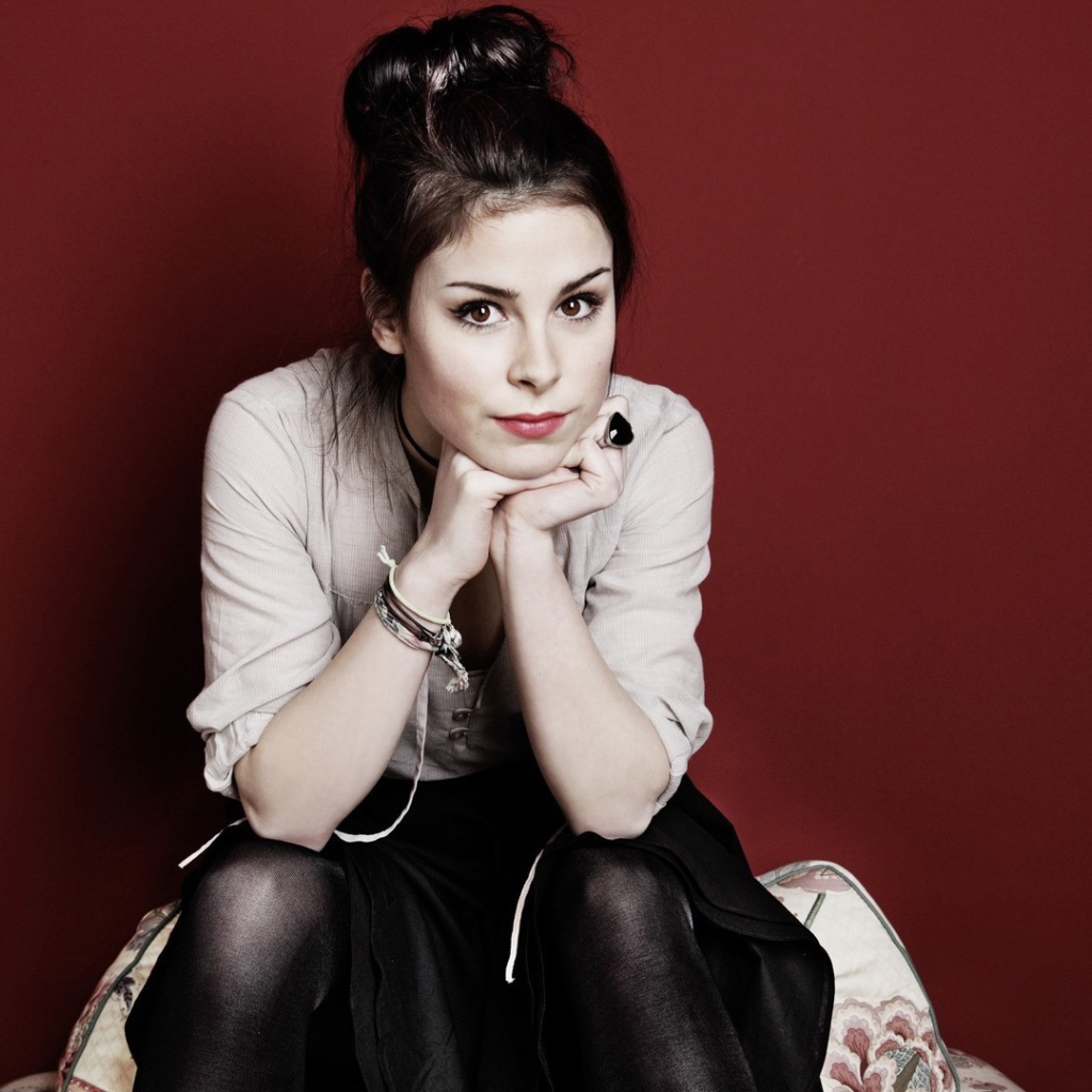 Певица Лена Майер-Ландрут на красном фоне