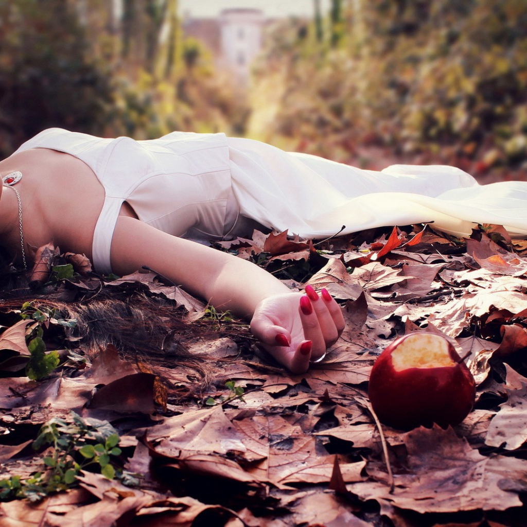 Спящая красавица попробовала заколдованное яблоко