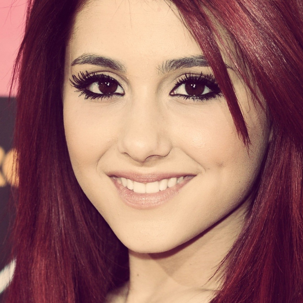 Улыбка девушки Ариана Гранде