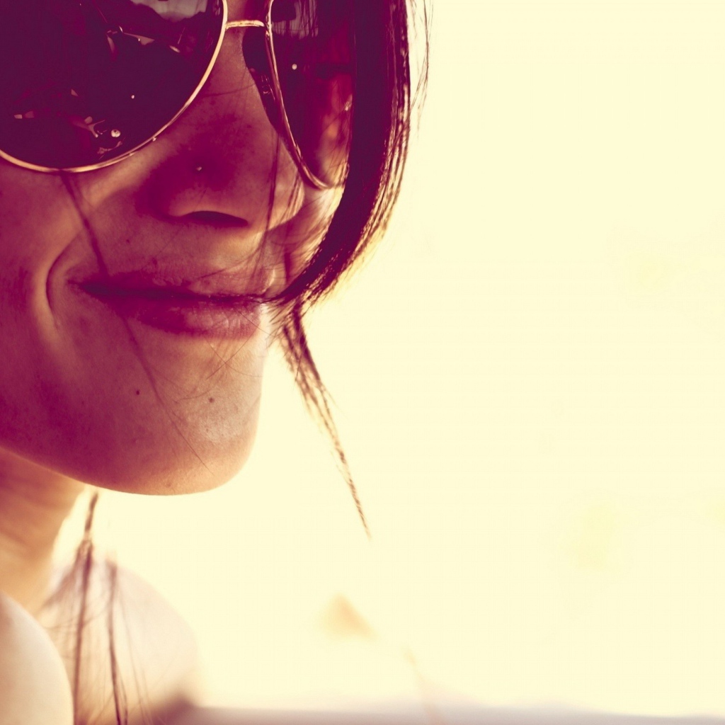 Улыбчивая девушка в очках