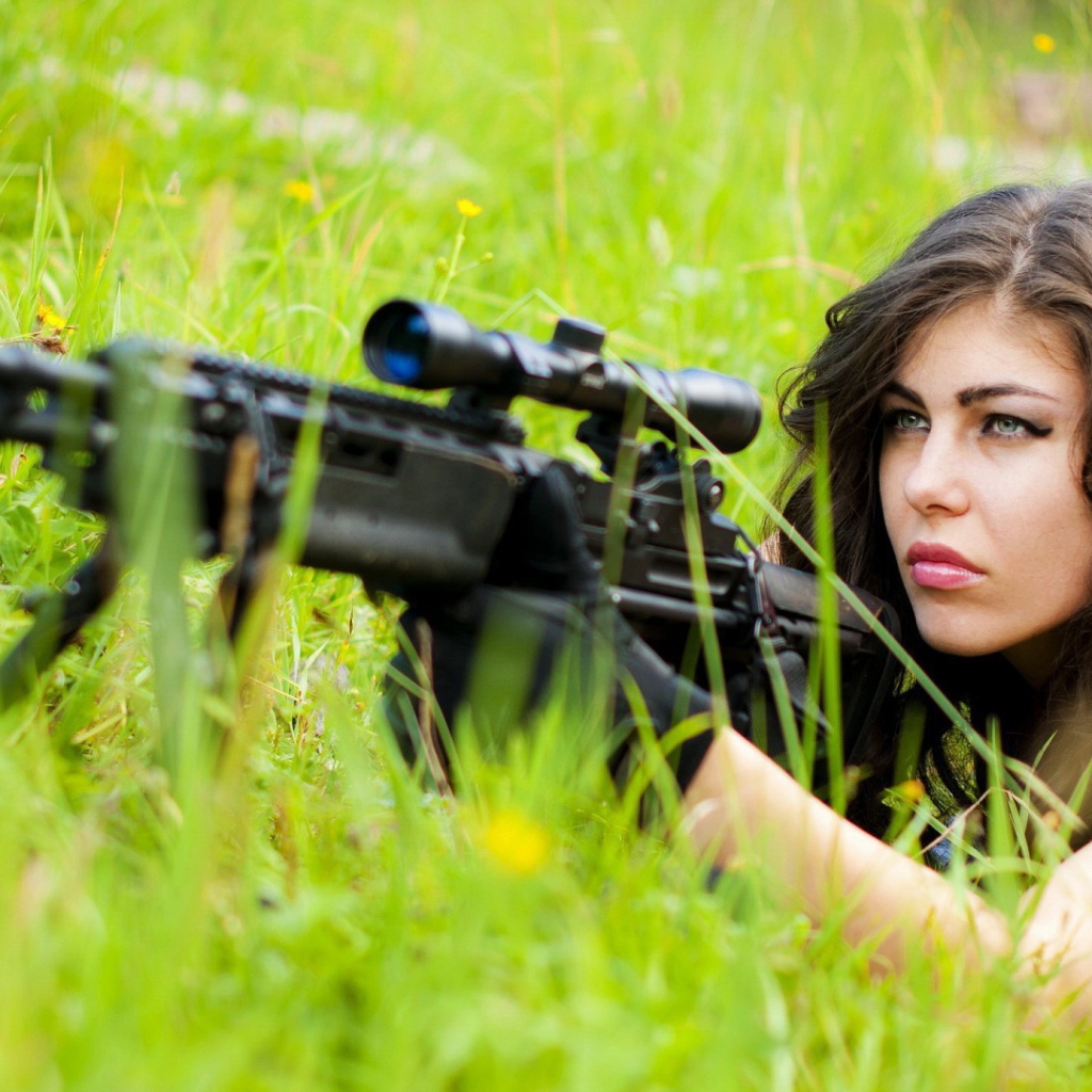 Девушка снайпер залегла в траве