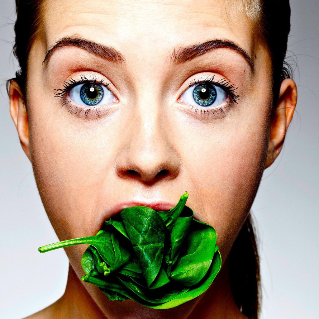 Щавель во рту у девушки