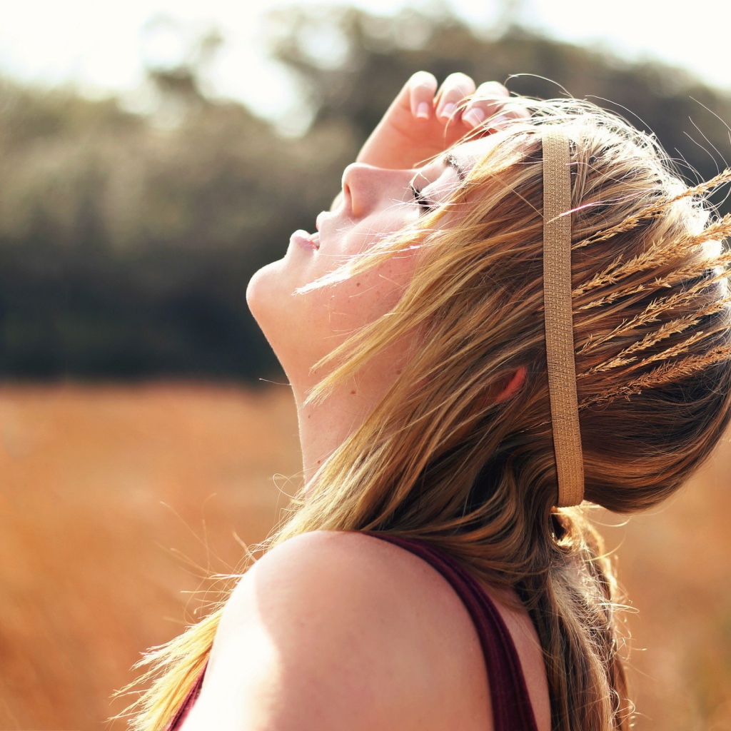 Колоски в виде короны у девушки