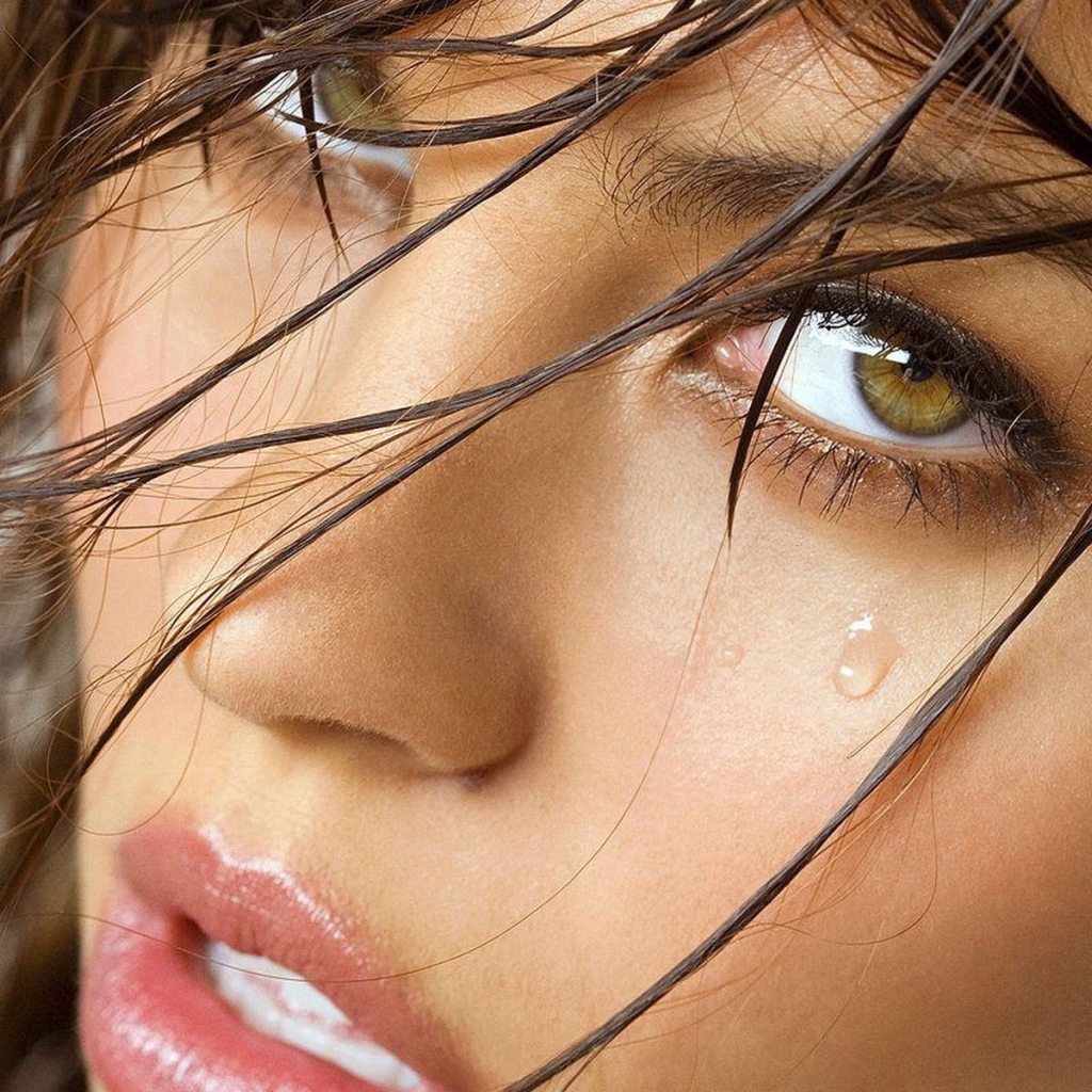 Слеза на лице расстроенной девушки