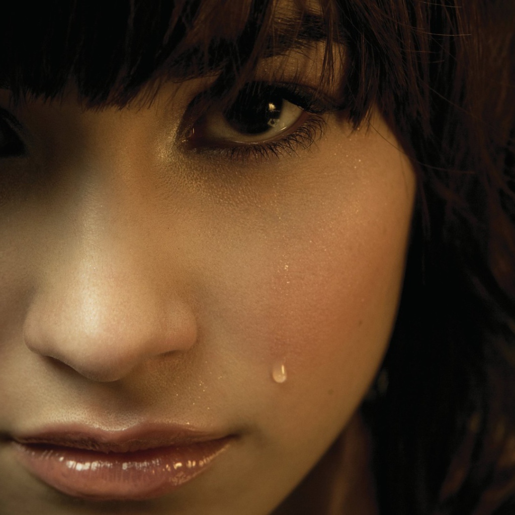 Слезы на лице у девушки