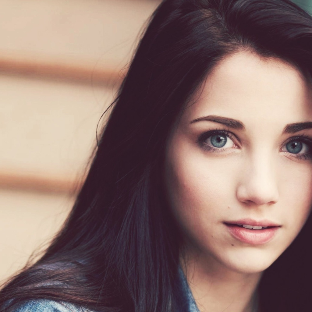 Черноволосая девушка Эмили Радд