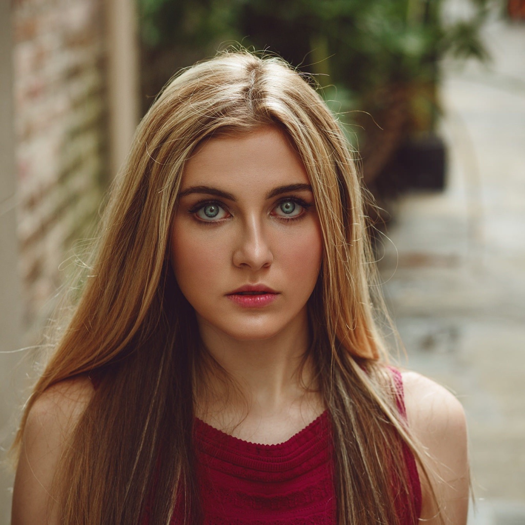 Блондинка с зелеными глазами идет по улице