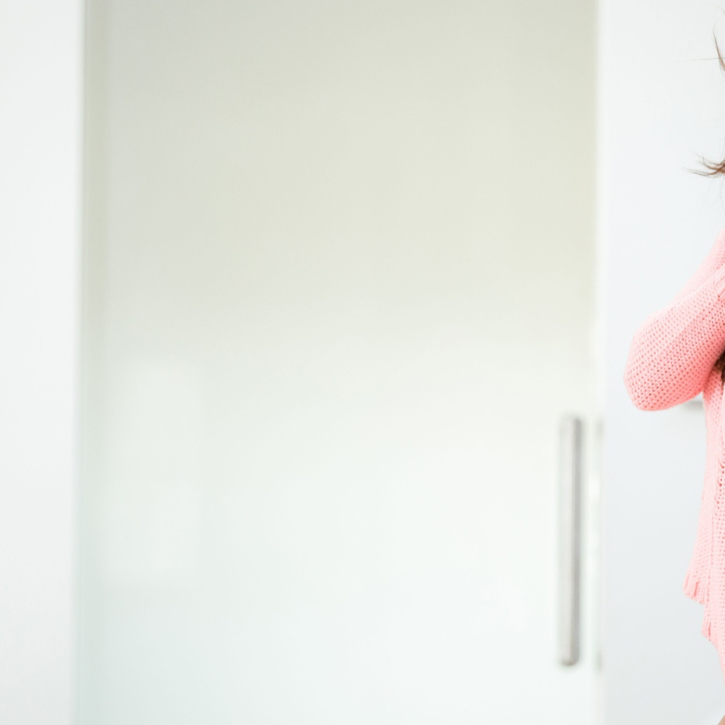 Брюнетка в розовой вязаной кофте