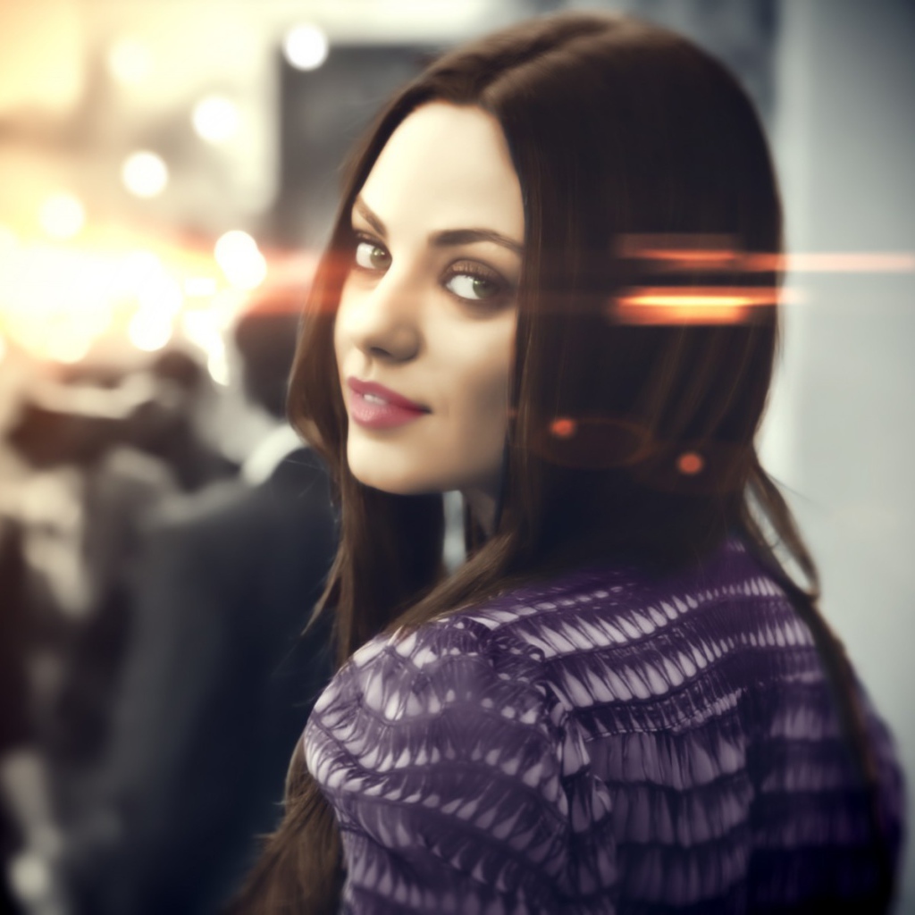 Брюнетка оглянулась через плечо