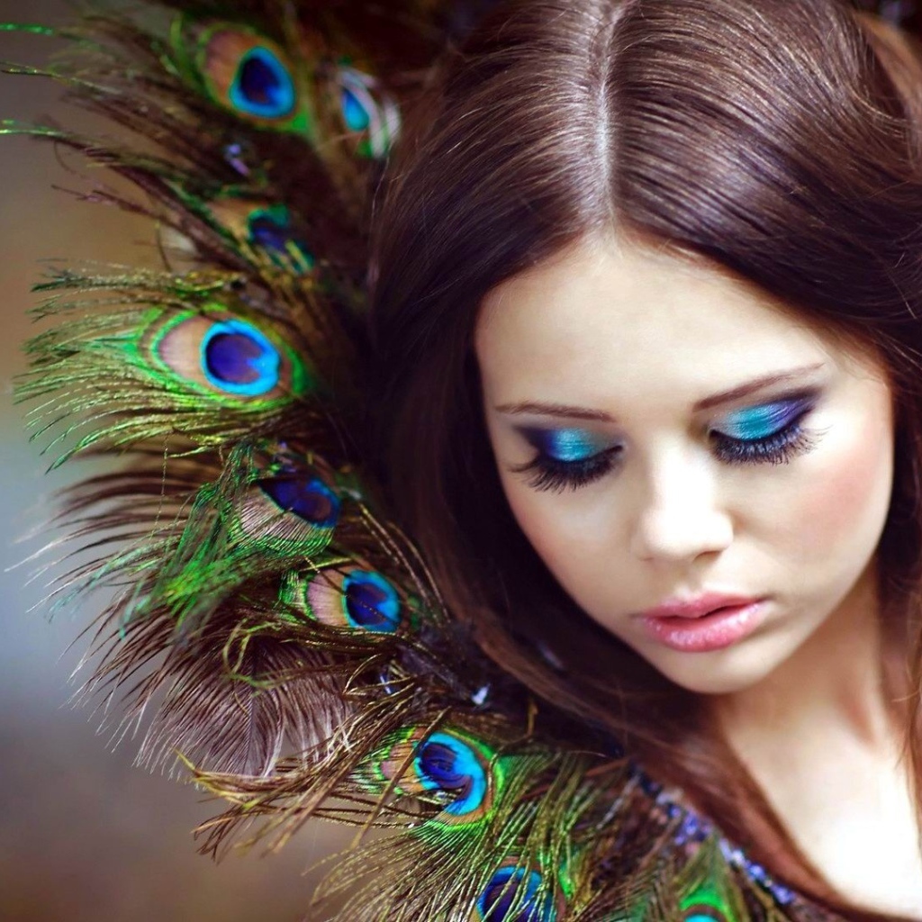 Воротник у девушки из перьев павлина