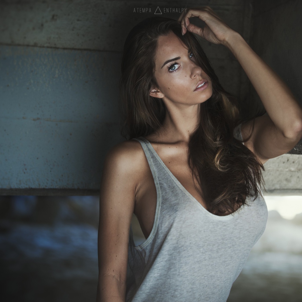 Темноволосая девушка в серой майке