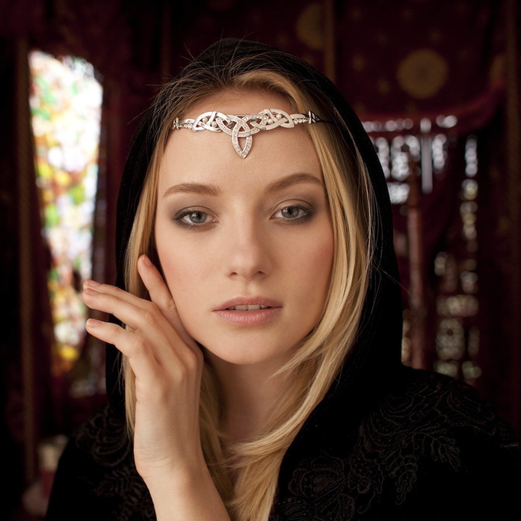 Украшение на лбу девушки