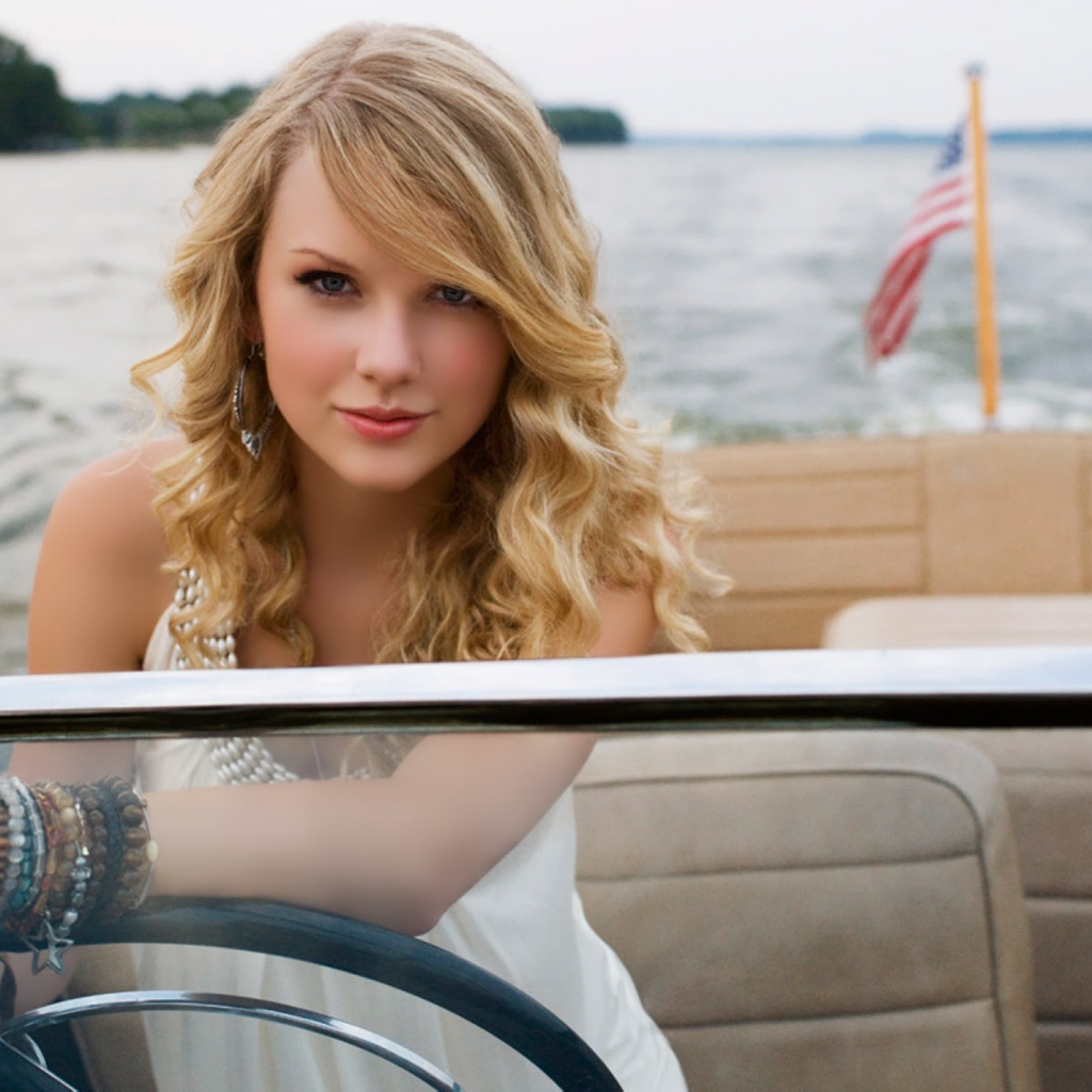 Знаменитая блондинка за рулем катера