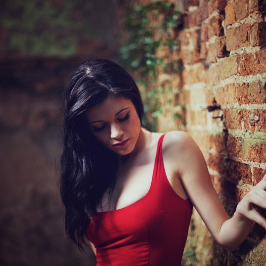 Девушка у полуразрушенной каменной кладки