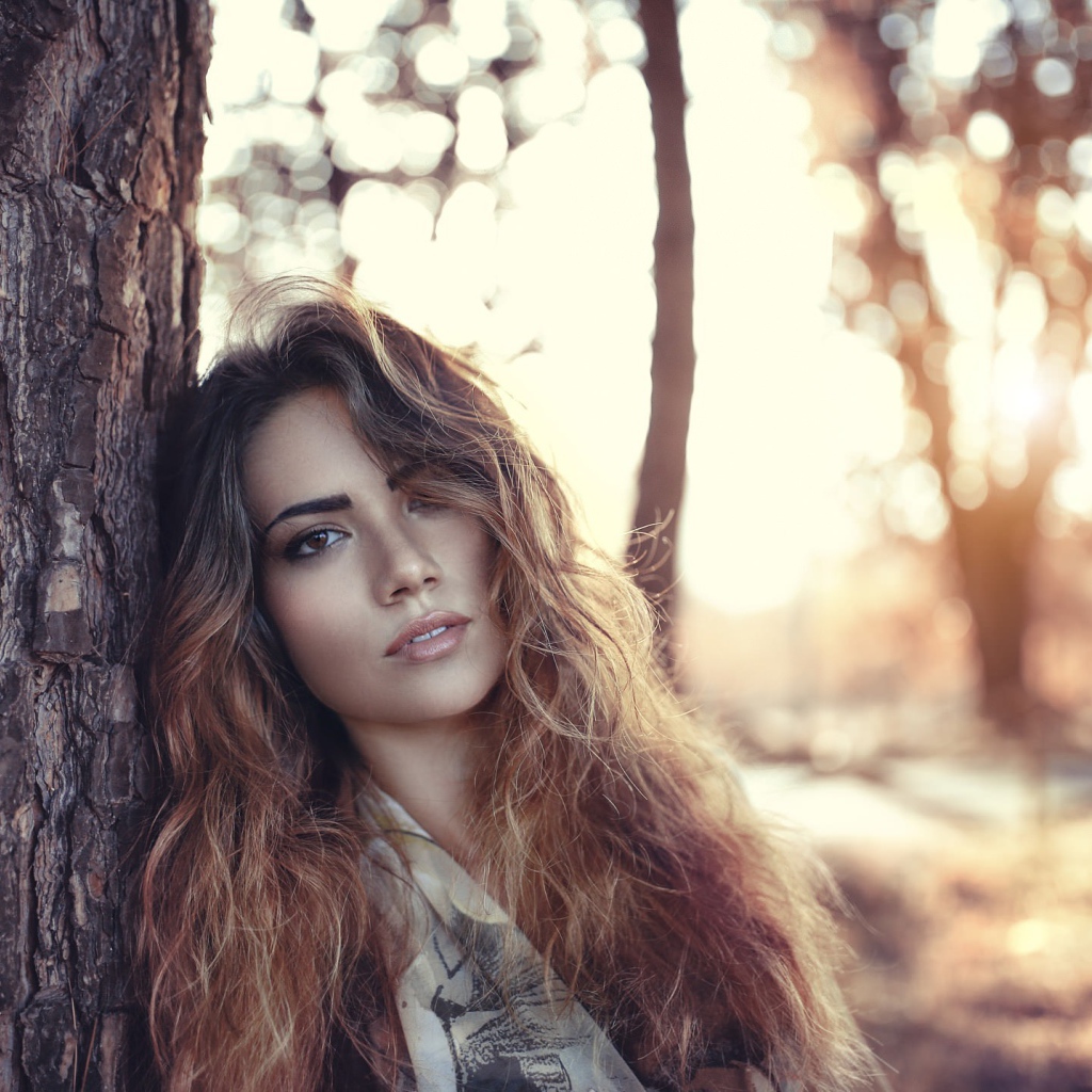 Девушка у дерева, портрет