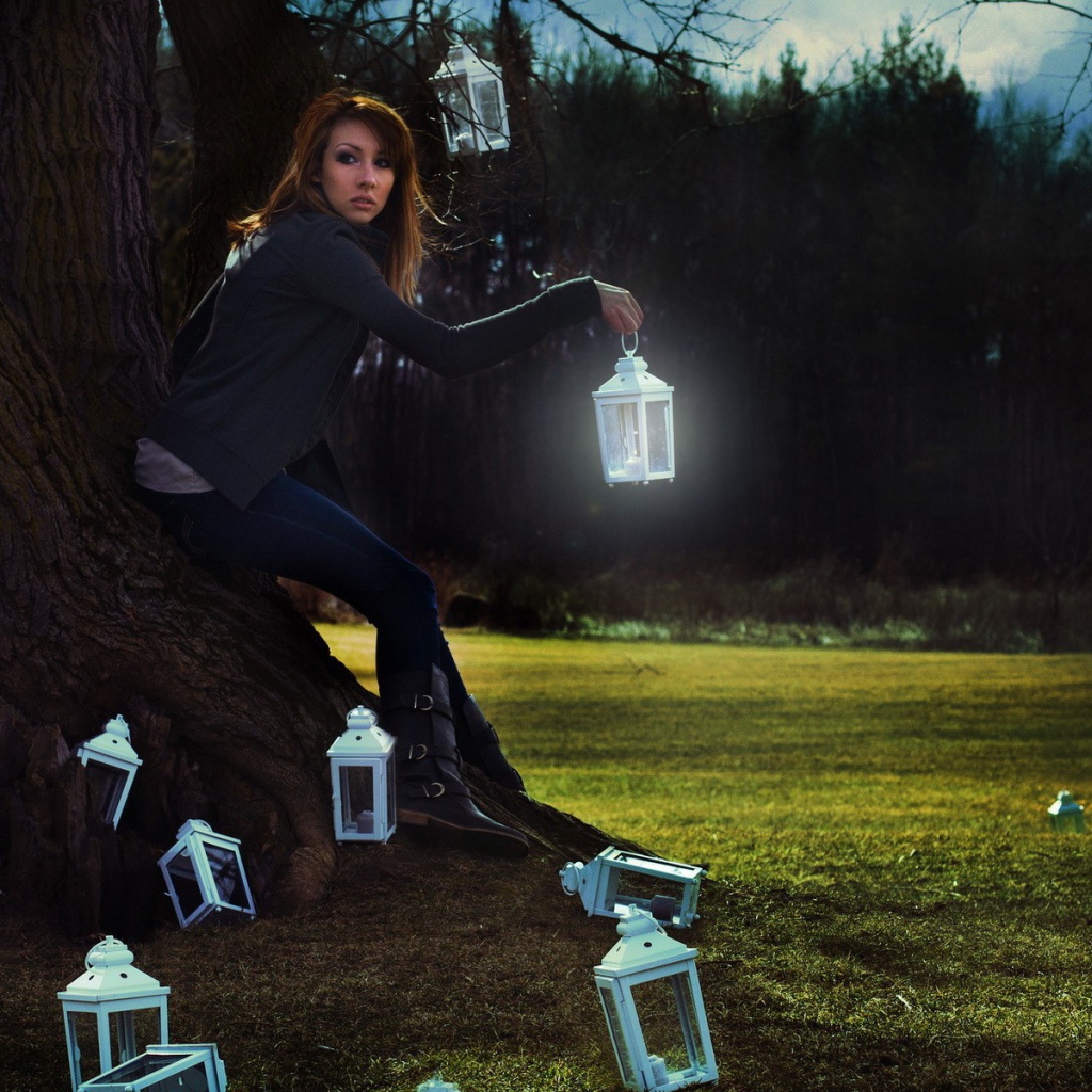 Девушка с фонариками у дерева