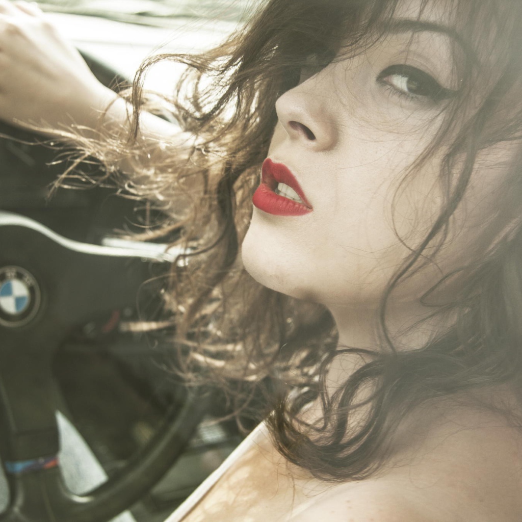 Девушка за рулем БМВ